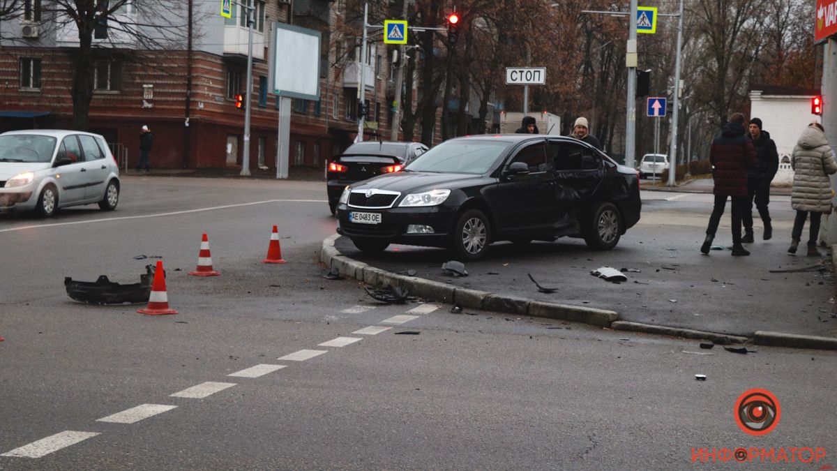 В Днепре на Поля после столкновения с Toyota, Skoda вылетела на тротуар и задела девушку: видео момента