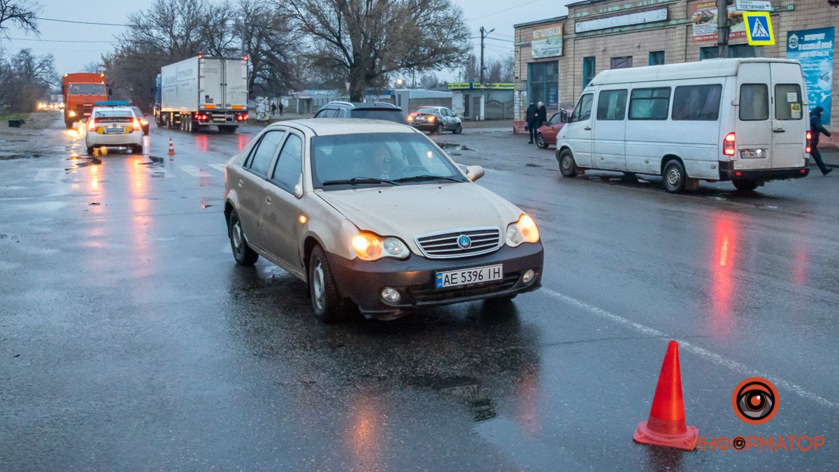 В Днепре на Передовой Geely сбил мужчину на пешеходном переходе: пострадавшего забрала скорая