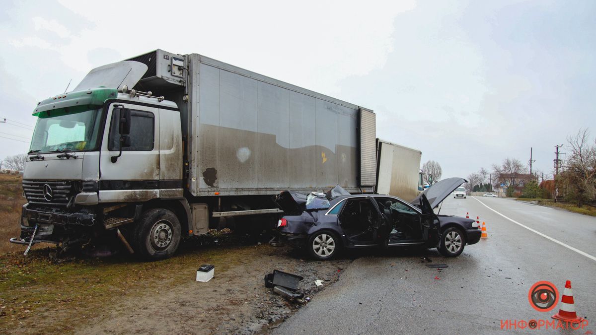 В Днепре на Гаванской Audi влетел под фуру: пострадали два человека