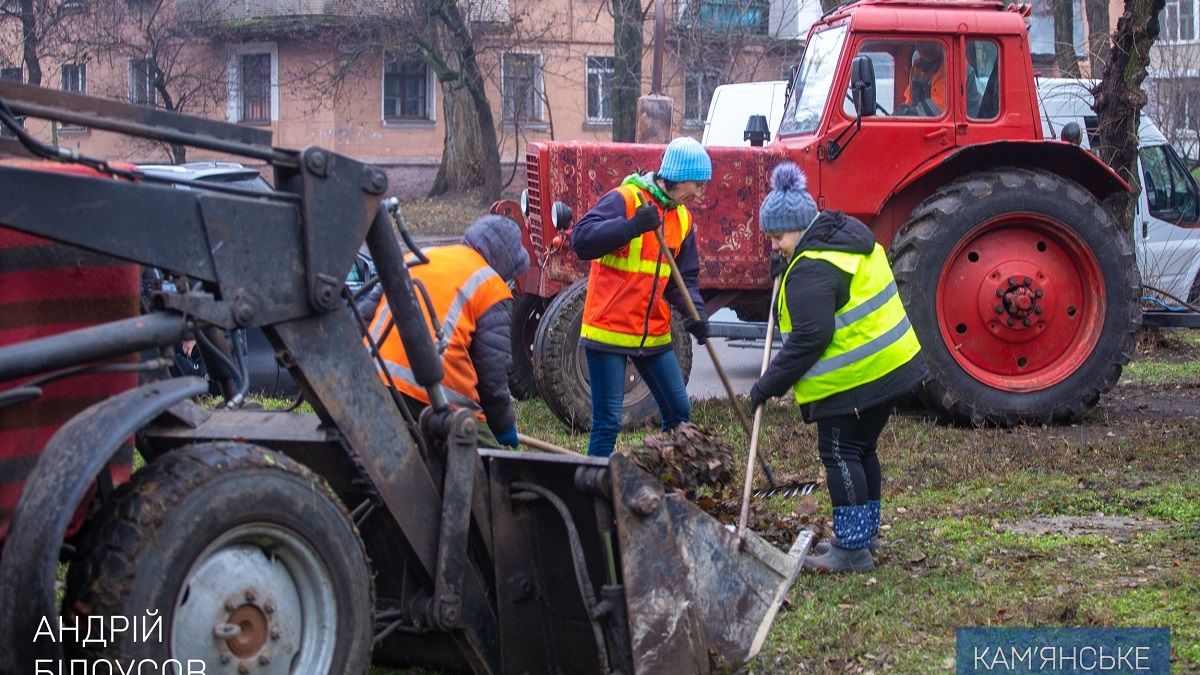 Мэр Каменского проверил, как убирают листву с территории города