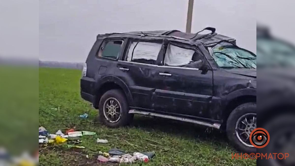 Внедорожник вылетел с трассы в кювет и дважды перевернулся: пострадавшим помог спасатель из Днепра