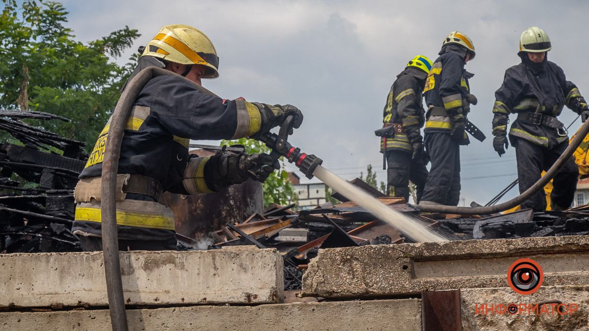 В Днепре горел жилой дом: огнем охватило 24 квадратных метра