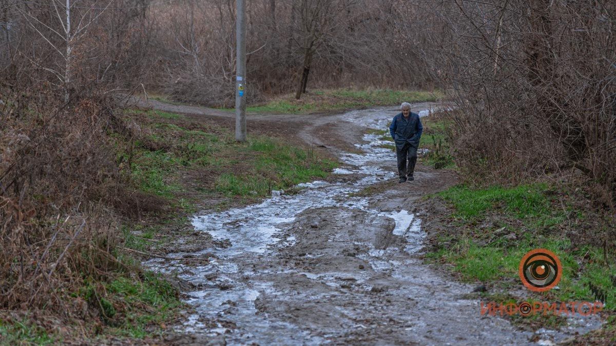 В Днепре на Крутом спуске в очередной раз прорвало трубу: вода размывает дорогу