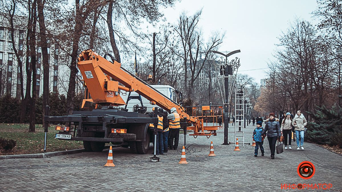 В Днепре в сквере Героев появились новогодние гирлянды, снежинки и олени