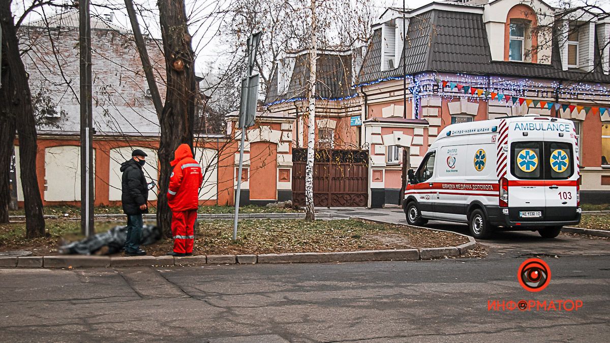 В Днепре возле ТЦ "Нагорка" умер мужчина