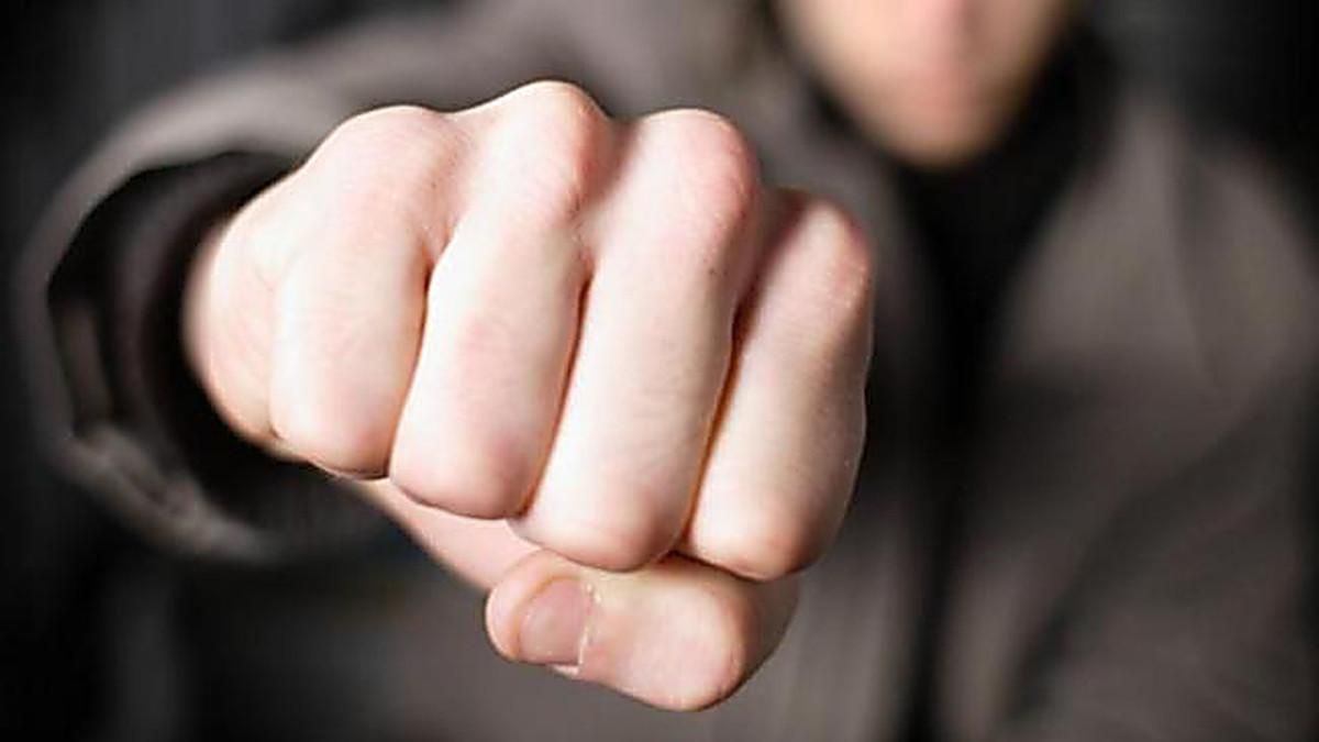 Душил и избивал: в Днепре мужчина систематически издевался над сожительницей