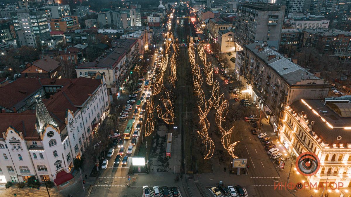 В Днепре на главном проспекте зажгли гирлянды