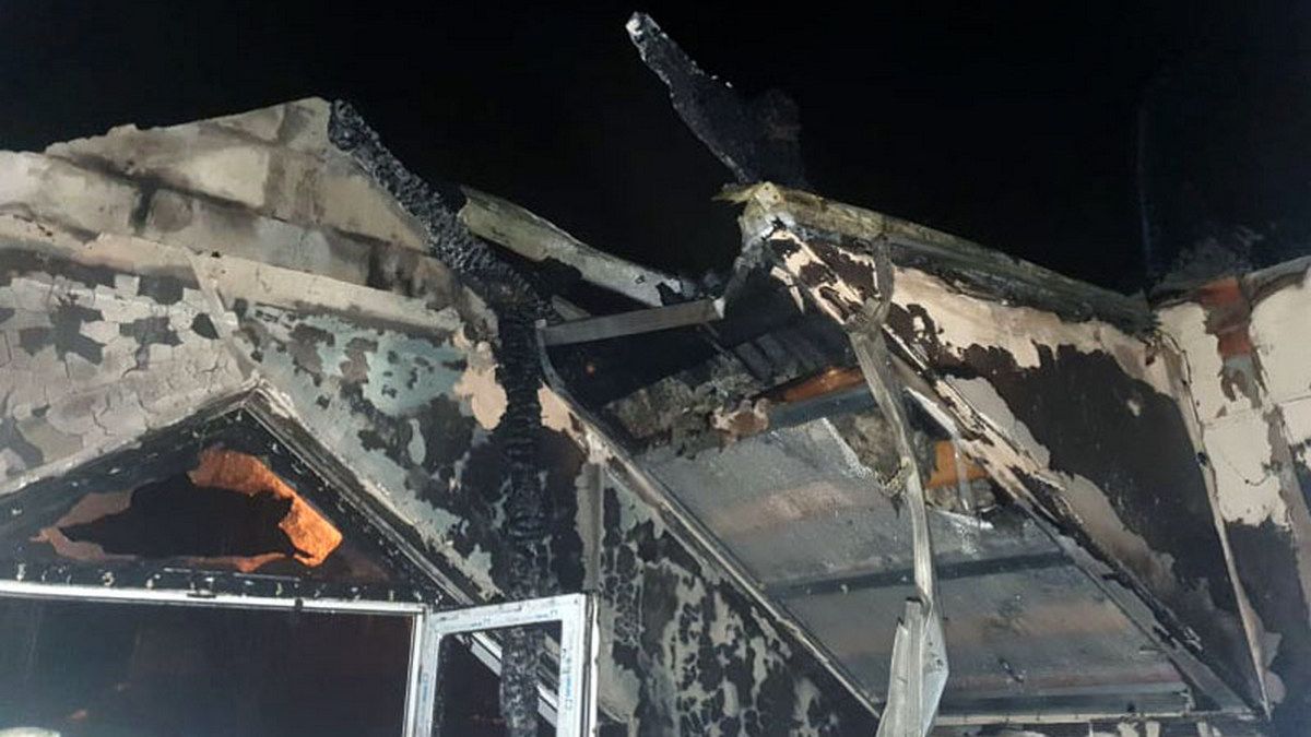 В Днепре на Угольной сгорела крыша двухэтажного дома