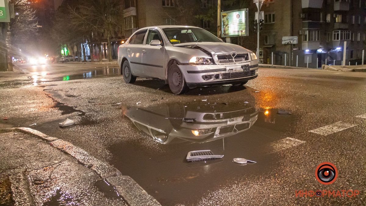 В центре Днепра столкнулись Skoda и Lexus: видео момента аварии