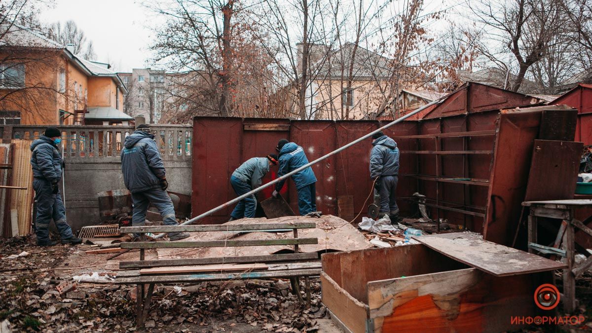 В Днепре на Кедрина мужчина с сапожной лапой бросался на бригаду рабочих