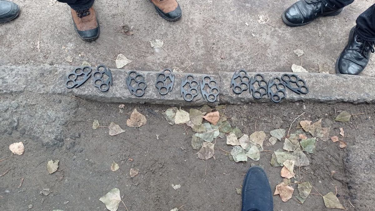 В Днепре мужчина прогуливался с целым пакетом кастетов