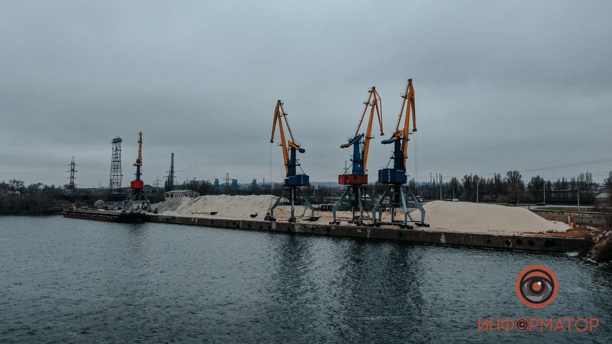 В Днепре на песчаном берегу отдыхают железные журавли