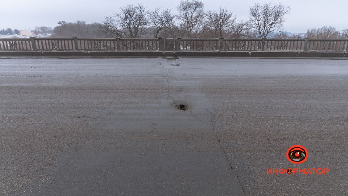 В Днепре на путепроводе перед Криворожским шоссе образовались ямы