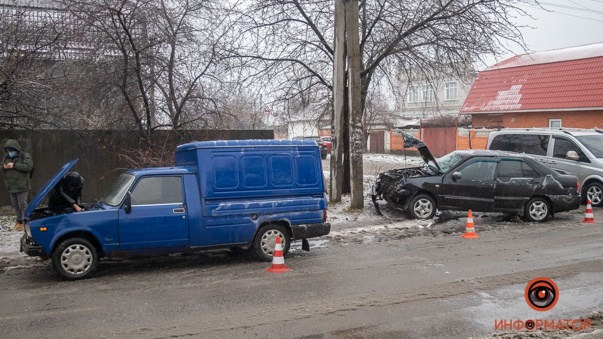 В Днепре на проспекте Металлургов столкнулись ИЖ и Chery: девушку забрала скорая