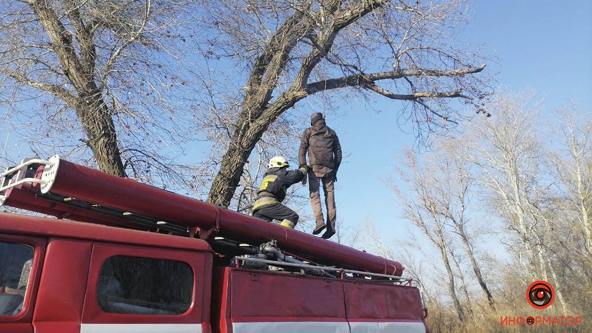 В Днепре на Малиновского сняли «труп» человека, который мусорил на косе