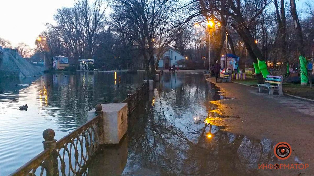 В Днепре озеро в парке Глобы вышло из берегов: воду откачивают насосами