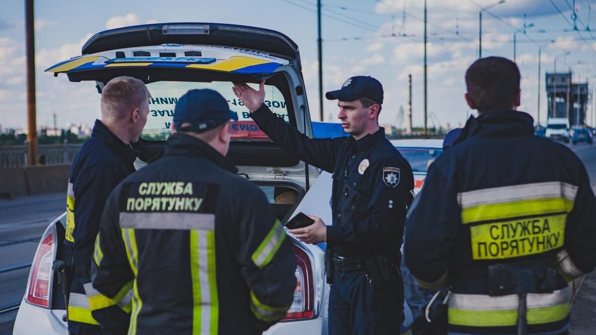 Аварии из-за непогоды, смерти на воде и обвал здания: итоги недели от полиции и спасателей
