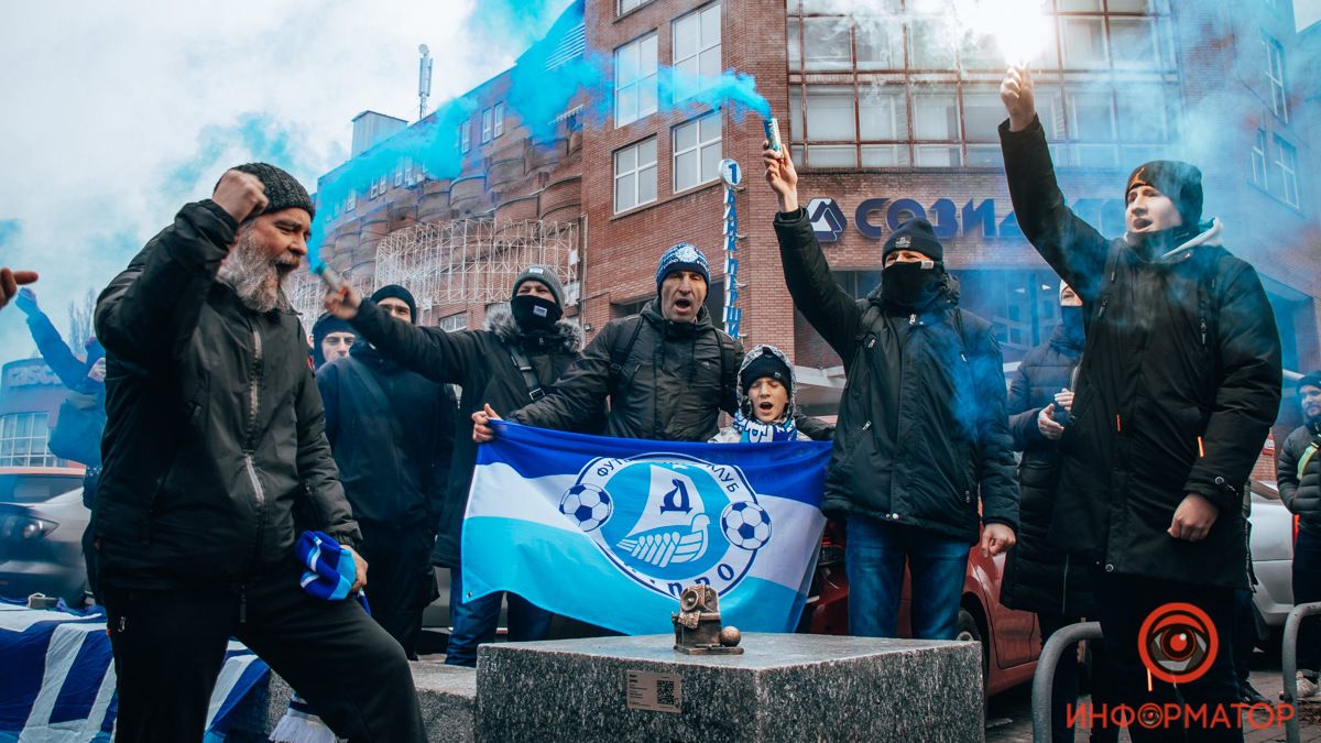 В Днепре с фаерами открыли мини-скульптуру посвященную фанатскому движению