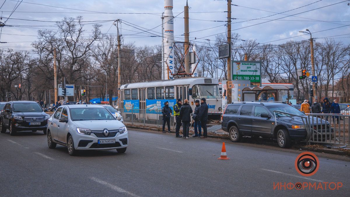 В Днепре на проспекте Поля Volvo снес ограждение и сбил женщину