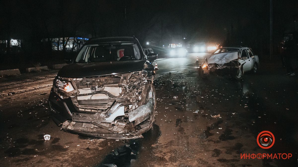 В Днепре на Курсантской столкнулись Ford и Nissan: пострадал мужчина