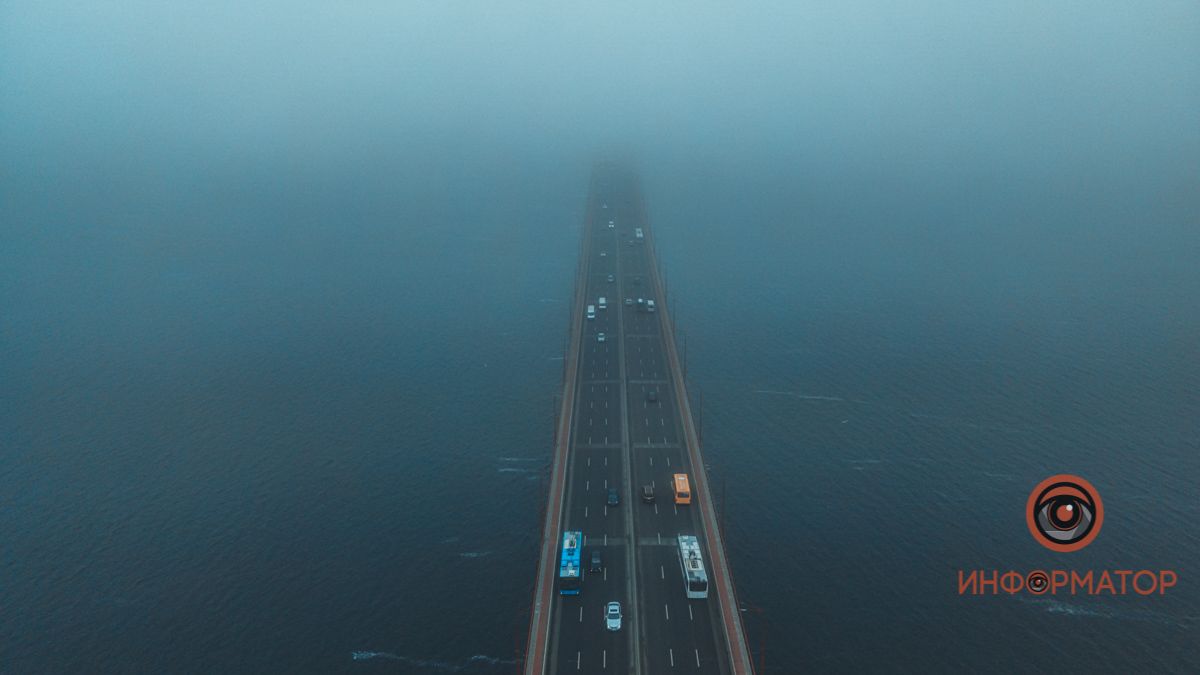 Снега нет, но есть туман: атмосферные фотографии Днепра, потерявшего новогоднее настроение