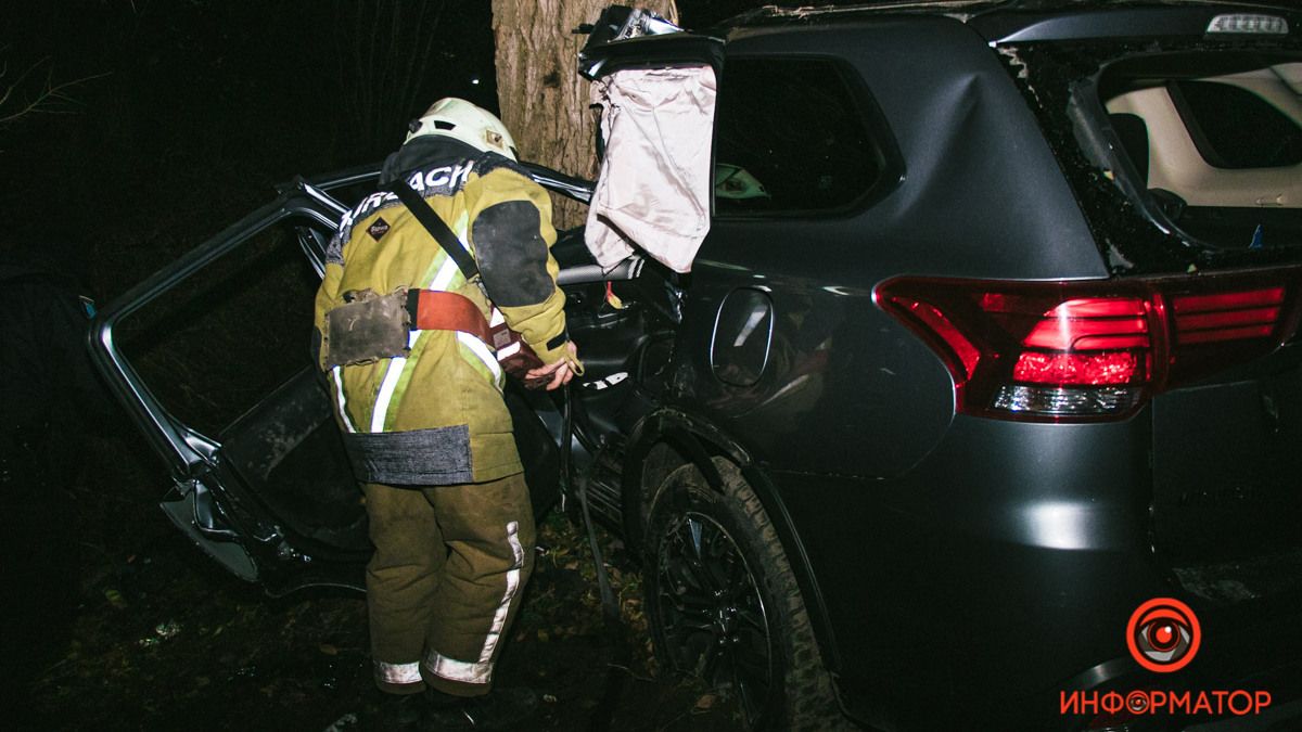 В Днепре на Донецком шоссе Mitsubishi влетел в дерево: водителя зажало в салоне