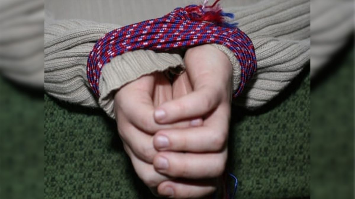 Перед Новым годом в квартиру мужчины ворвались, связали его и забрали ценные вещи