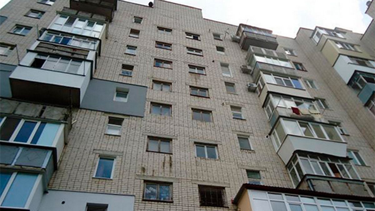 В Каменском после празднования Нового года мужчина выпал из окна на третьем этаже