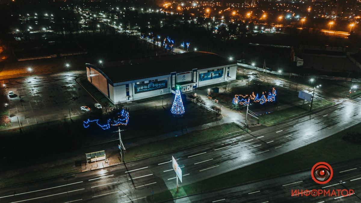Как в Днепре выглядит новогодняя елка возле Ледовой арены