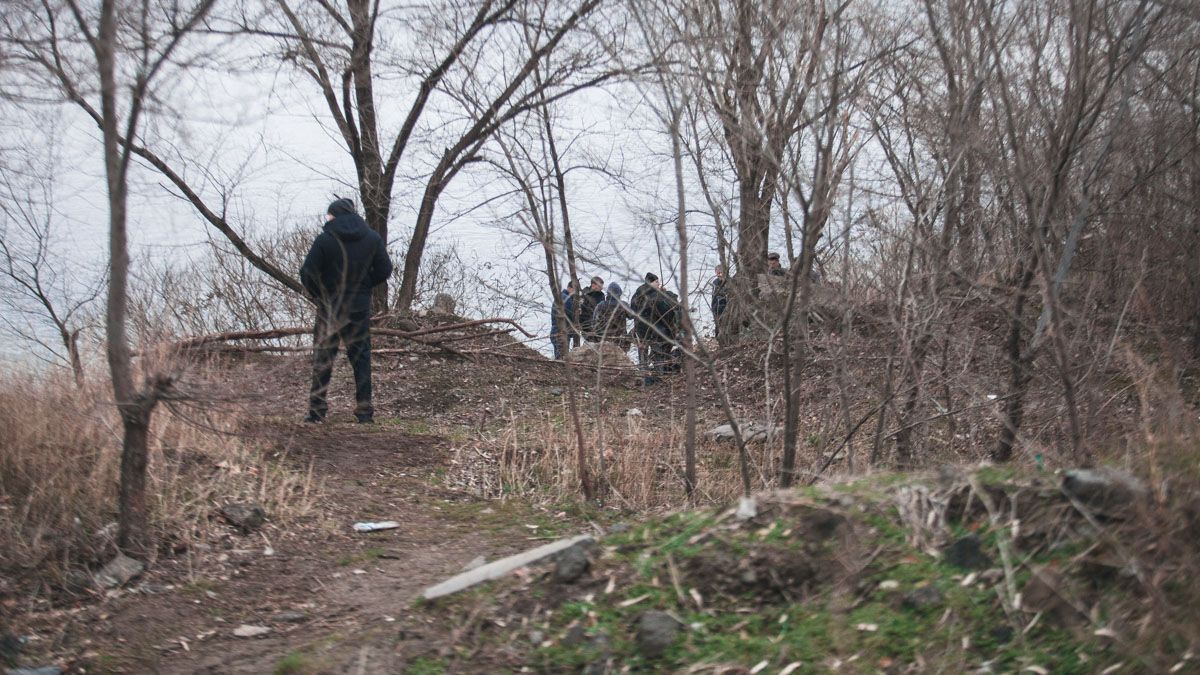 В Днепре в районе Мануйловского проспекта из реки достали тело мужчины