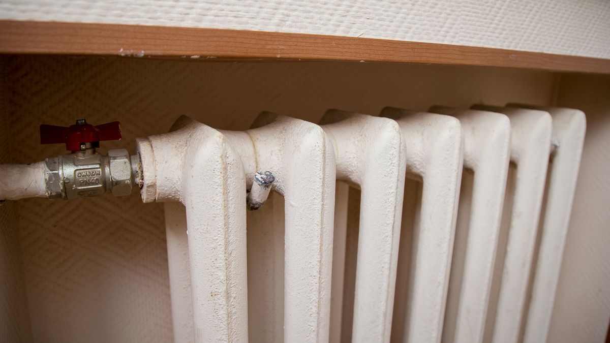 В Днепре на Донецком шоссе девочка застряла ногой в батарее