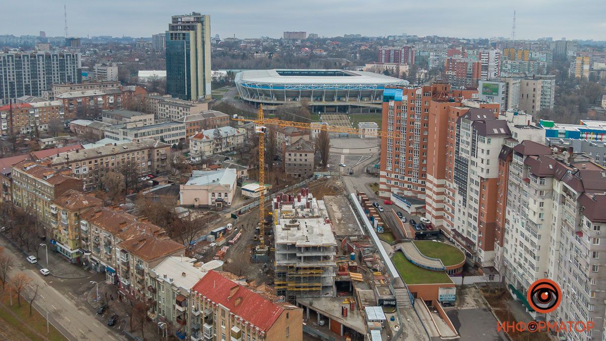 В Днепре на бульваре Кучеревского снесли опасный недострой и приступили к строительству нового дома