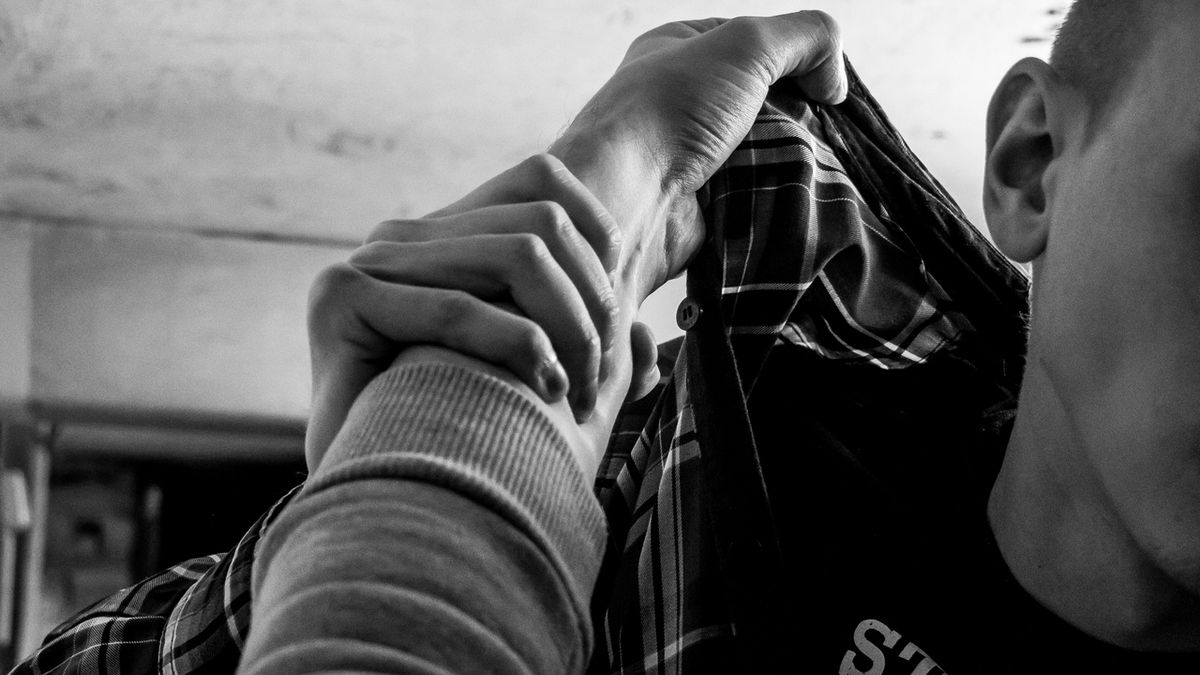 Под Днепром в новогоднюю ночь 17-летний парень ударил женщину по голове и забрал сумки