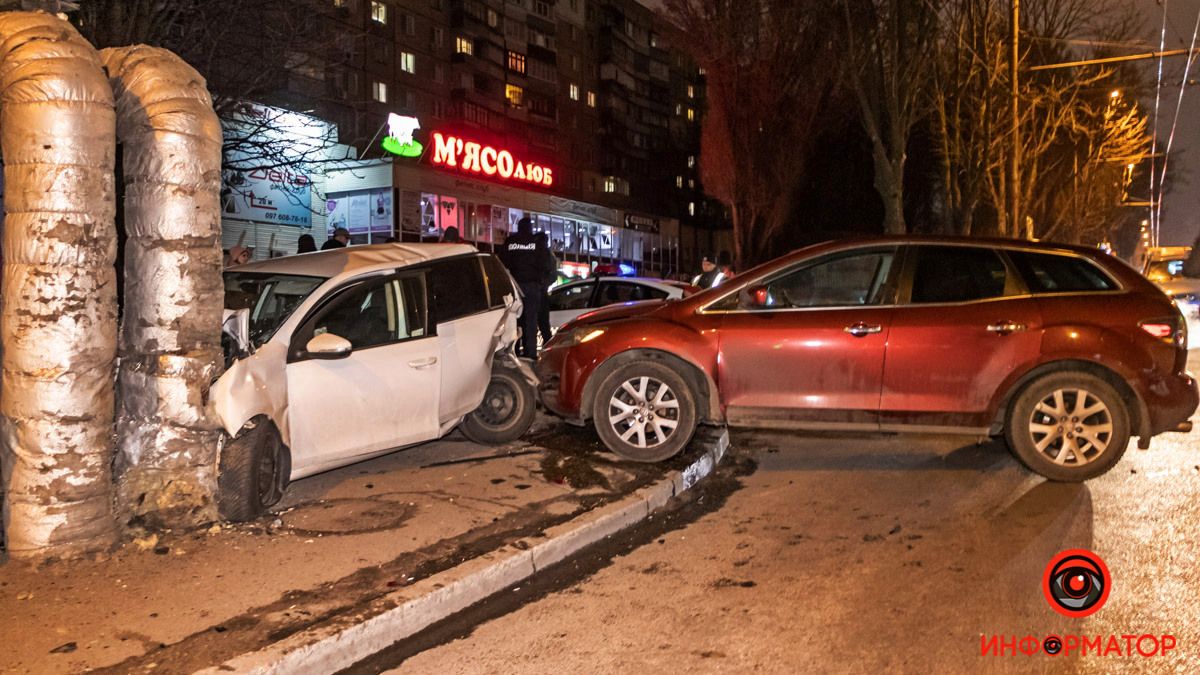 В Днепре на Паникахи Mazda ударила Volkswagen, из-за чего тот врезался в трубу теплотрассы: видео момента