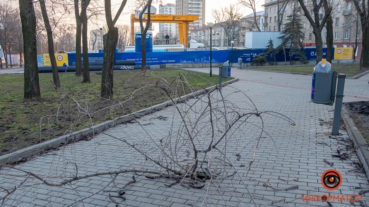 В Днепре возле танка провалилась тротуарная плитка