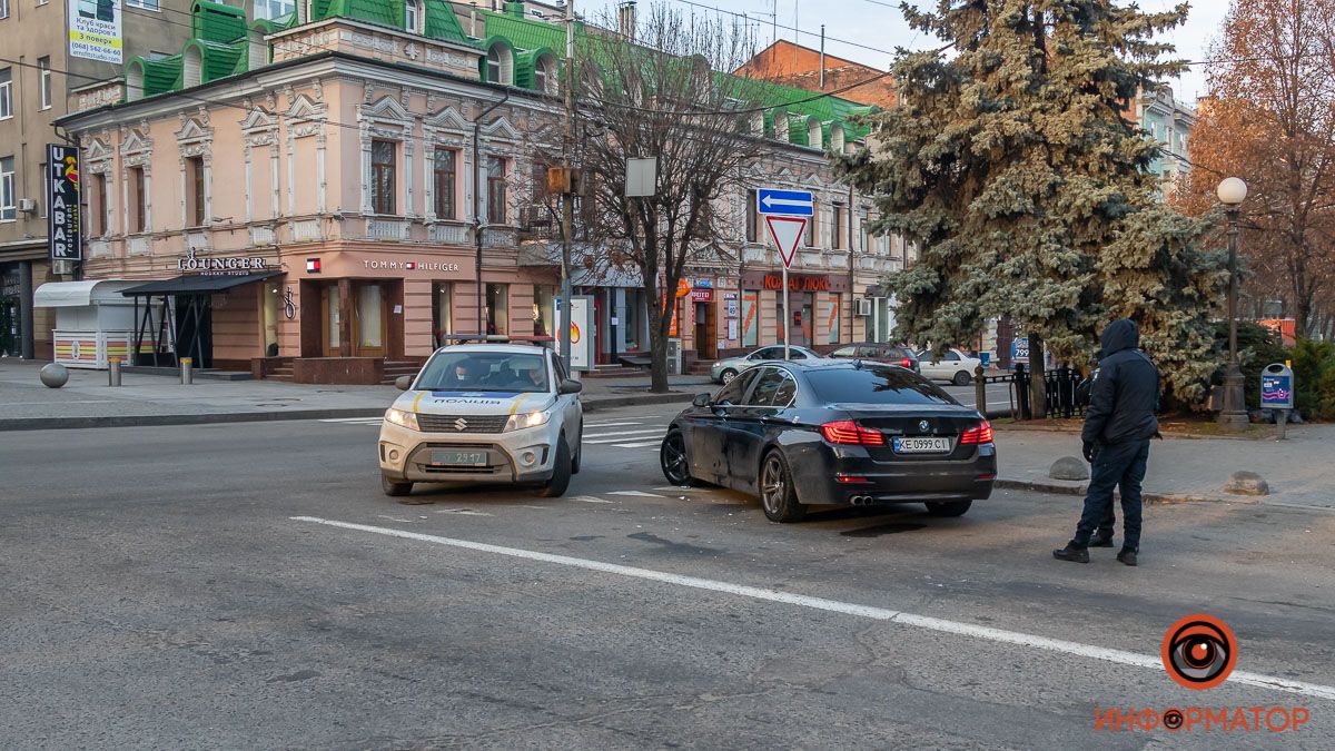 В Днепре пьяная женщина на BMW бросила в полицейскую бутылкой