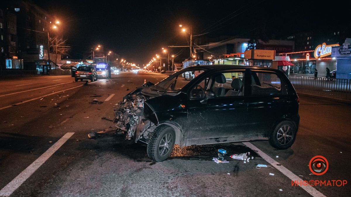 В Днепре возле кинотеатра "Правда-кино" столкнулись Daewoo и Peugeot: пострадали двое взрослых и ребенок