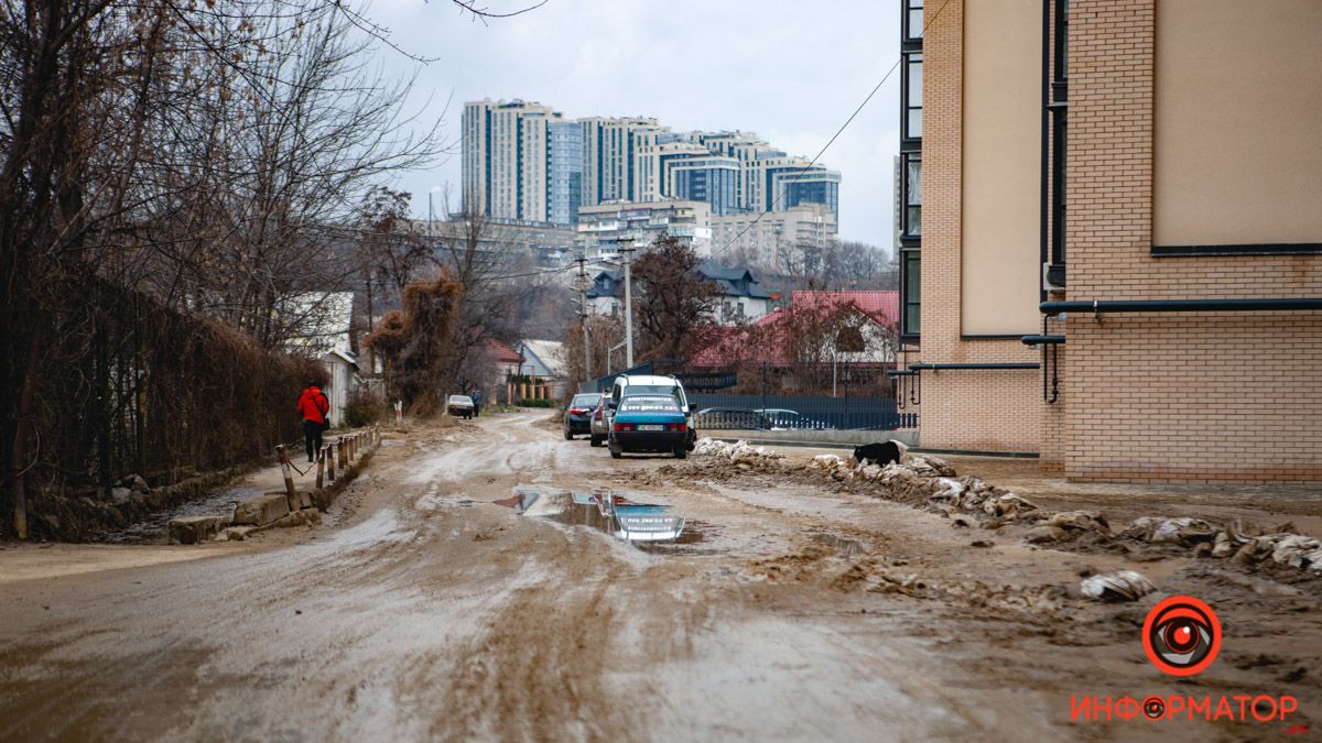 В Днепре улицу Мандрыковскую залило глиной