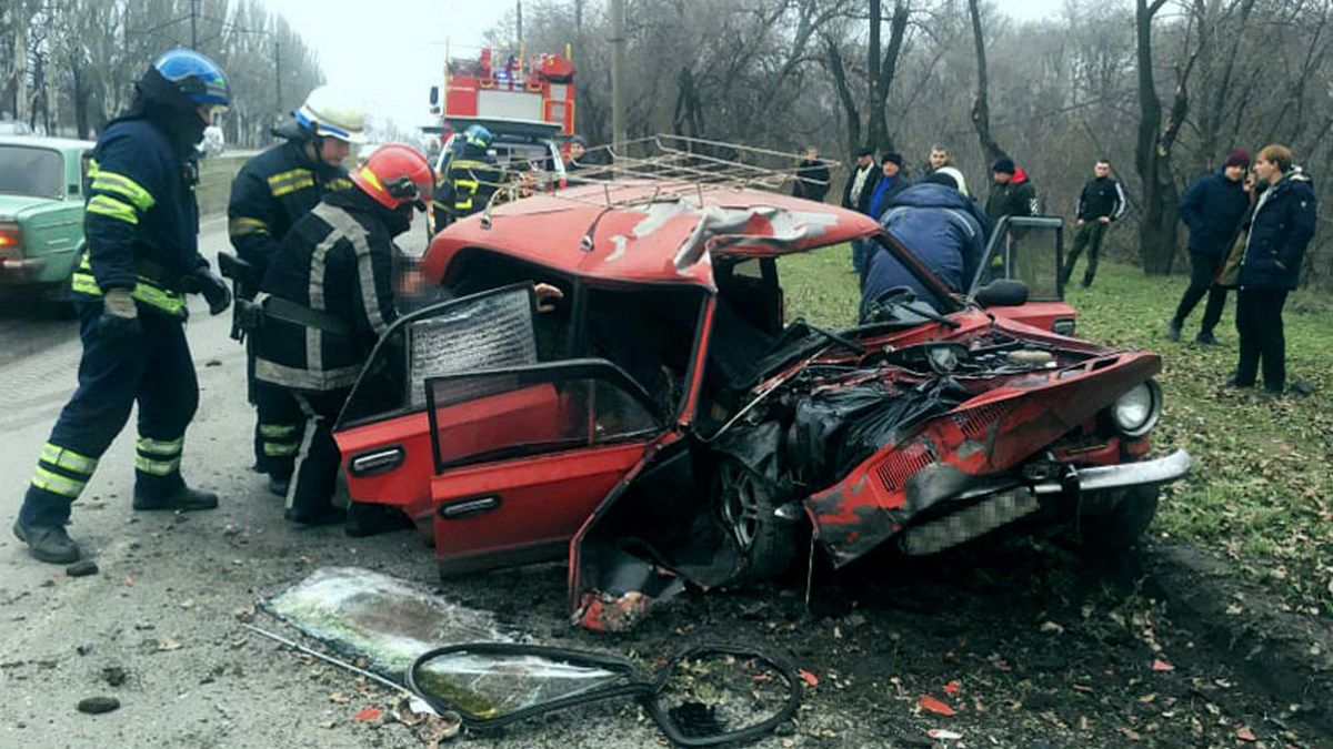 В Кривом Роге ВАЗ влетел в столб: женщина вылетела через лобовое стекло, двоих человек вырезали спасатели