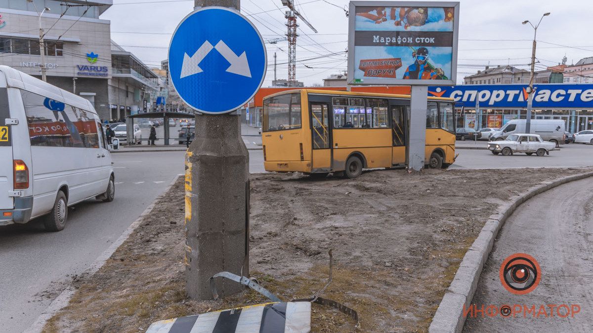 В Днепре на съезде с Нового моста автобус врезался в столб и выехал на разделитель