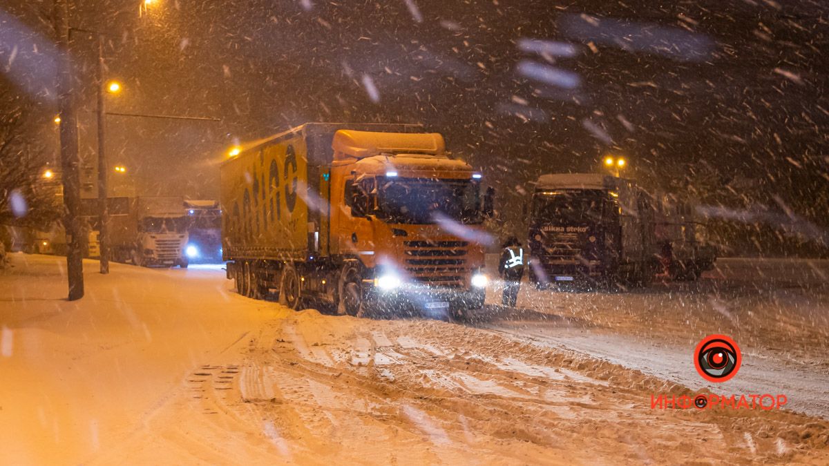 Днепр заметает снегом: обстановка на улицах города