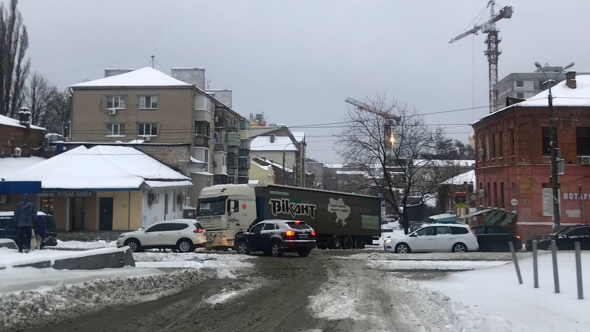 В Днепре на Троицкой застряла фура: проезд перекрыт