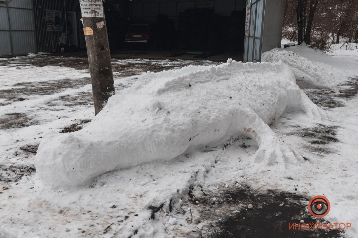 В Днепре на Большой Диевской появился огромный крокодил из снега