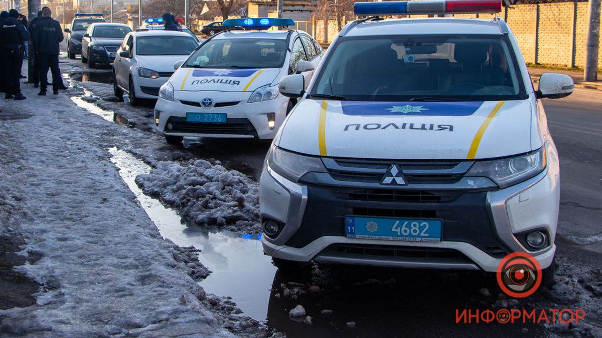 В Днепре из микроавтобуса украли сумку с крупной суммой денег, пока водитель выгружал торты