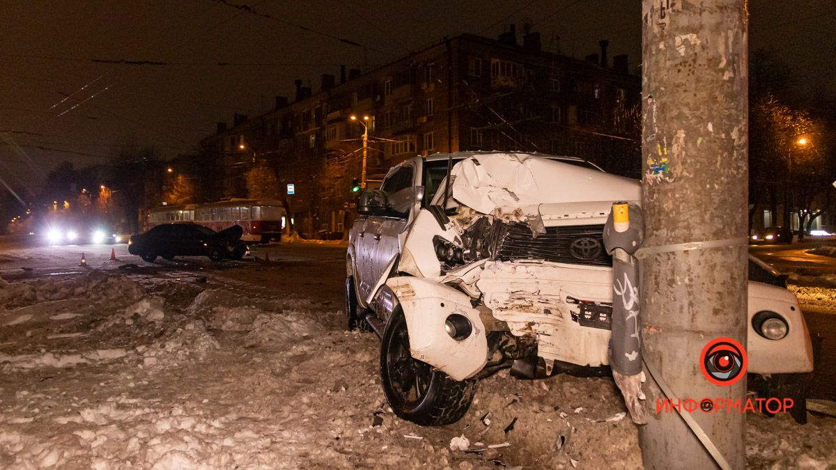 В Днепре на проспекте Хмельницкого Toyota столкнулась с Mitsubishi и влетела в столб: женщину увезла скорая
