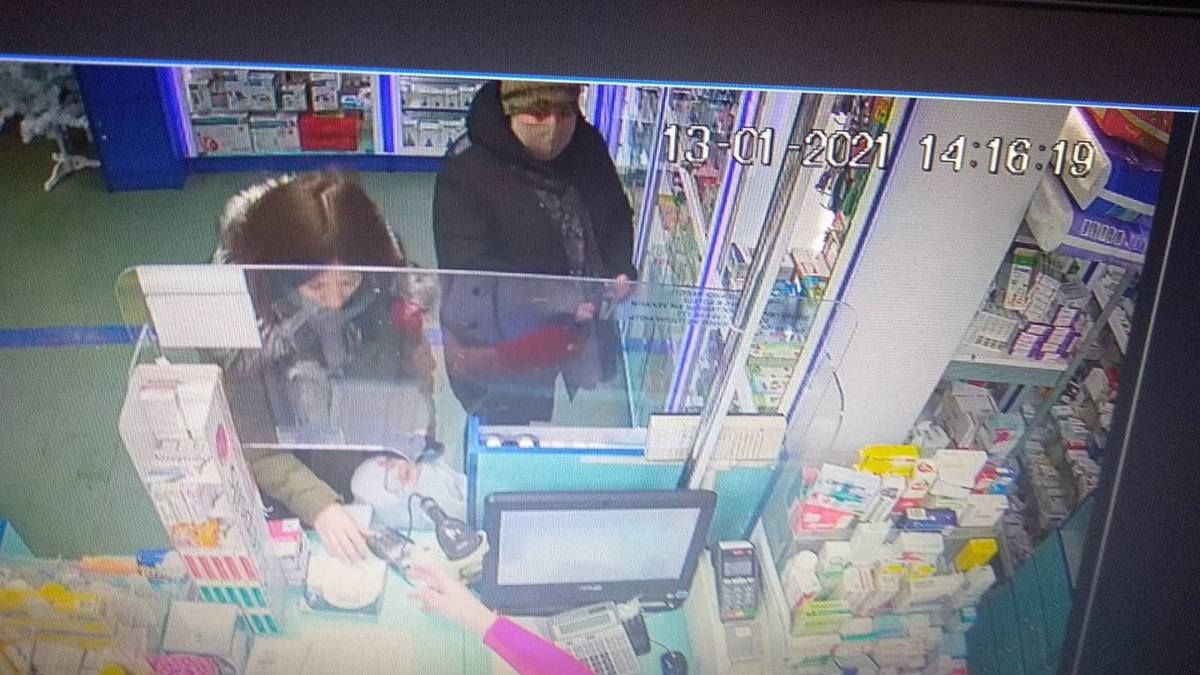 В Днепре на Тополе у девушки в аптеке украли телефон: видео момента