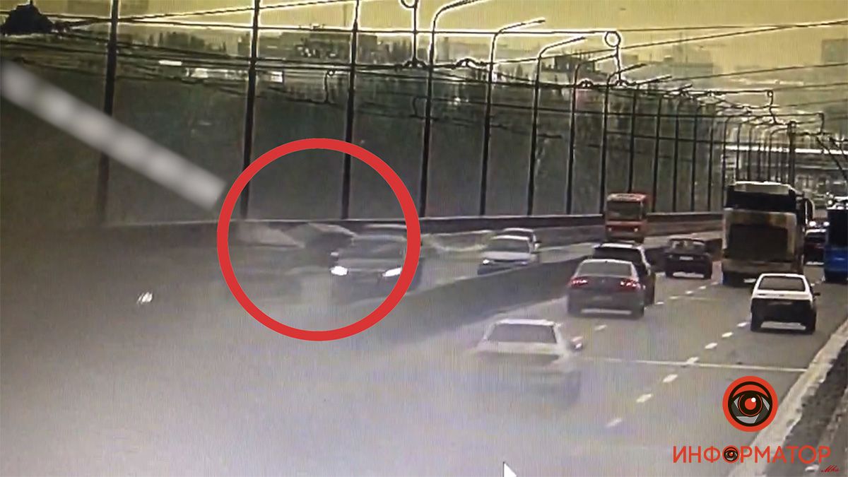 В Днепре на Новом мосту Honda влетел в ограждение: видео момента