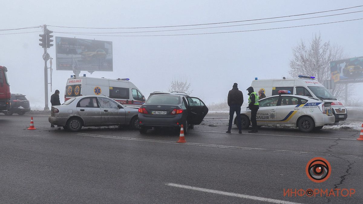 В Днепре на Аэропортовской столкнулись Mercedes, Daewoo и Toyota: видео момента