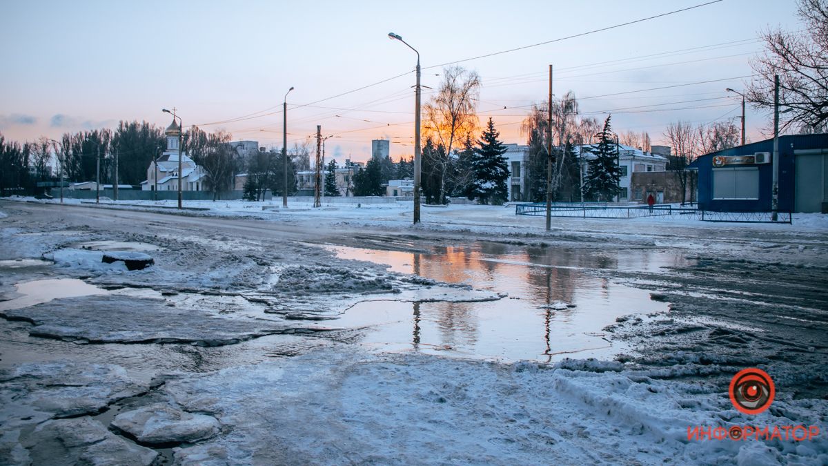 В Днепре на Молодогвардейской дорогу заливает водой: улица превращается в каток