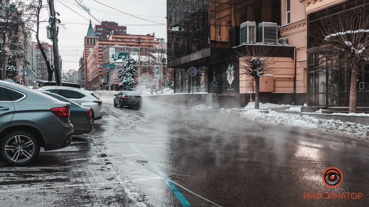 В центре Днепра из-под люка бежит горячая вода: дороги покрываются льдом